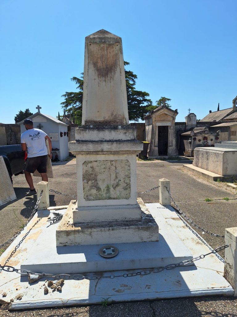 Monument aux morts vue arrière