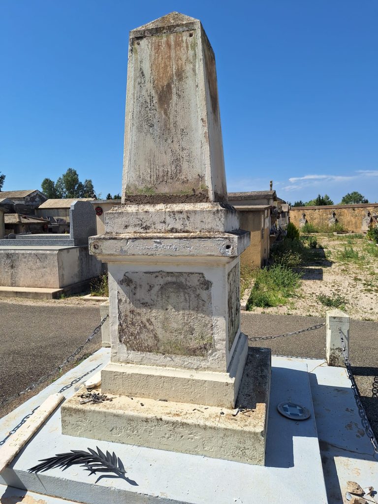 Monument aux morts vue côté droit