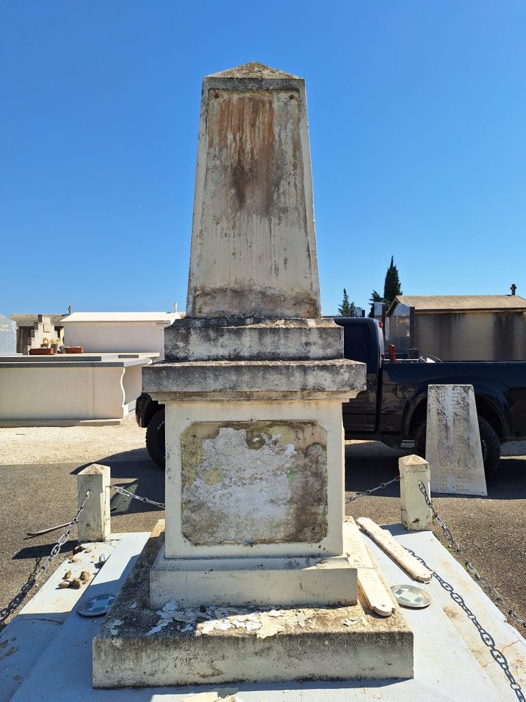 Monument aux morts vue côté gauche